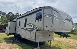 2019 Jayco 5th wheel-4 slides, outdoor kitchen