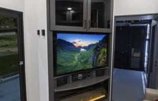 2022 Valor Alliance Toy Hauler Sleeps 9-10