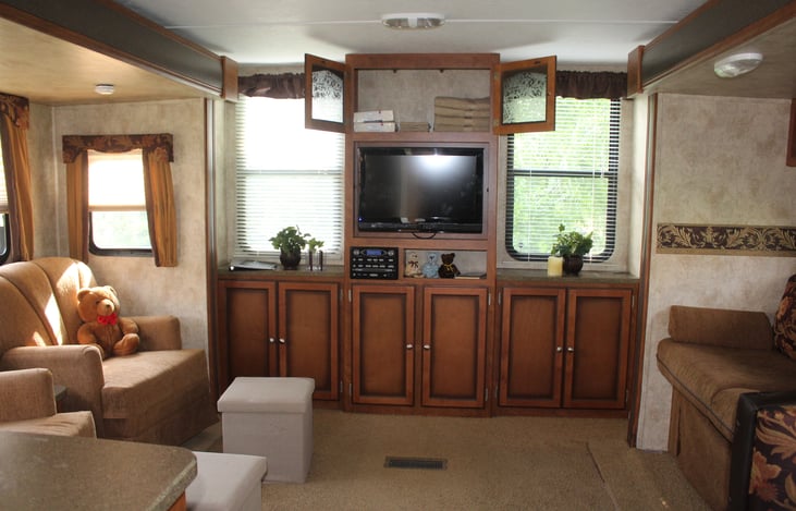 TV, inside/outside AM/FM/CD radio/player. Towels for four, sheets and blankets for the table and sofa beds above.