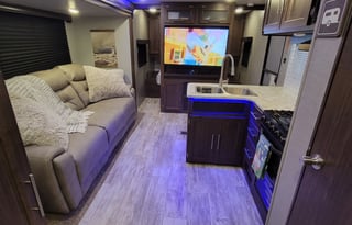 ♣Full size BUNKS♣Sleeps 6♣Private Queen master♣