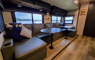 The Easy Living Retreat | Spacious RV + 1.5 Bath