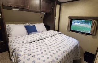 Clean & stocked! 2018 Keystone RV Outback 335CG