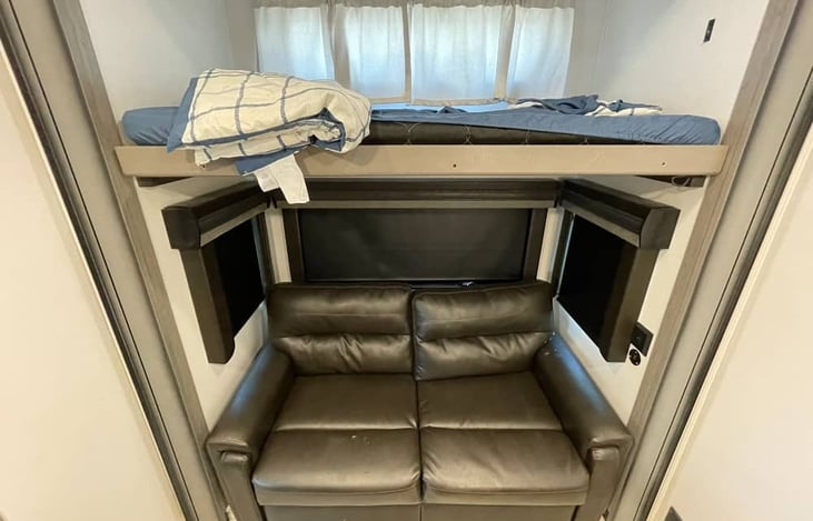 Bunk Room/Trifold Couch and Bunk