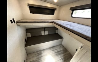 Family Bunkhouse RV with Starlink Internet