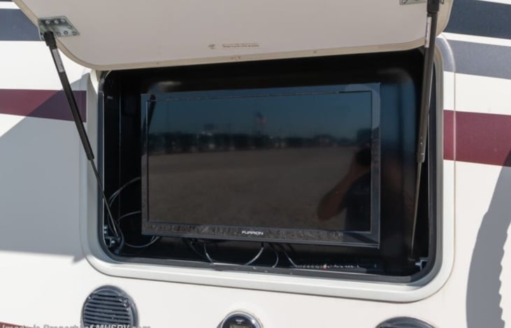 Enjoy sitting in the outdoors chairs provided and mot missing you favorite shows just Bluetooth you phone and use you own apps 😊