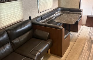 Spacious 28’ Camper – Perfect Family Getaway!