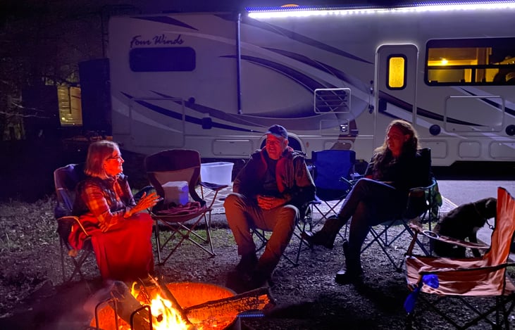 Enjoy the outdoors with the outdoor LED light to create a relaxing atmosphere.