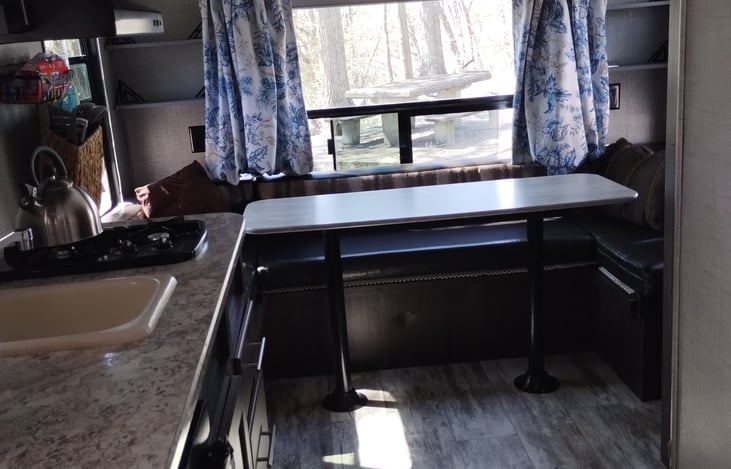 Dinette U-shaped window view