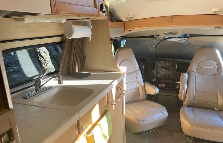 Twin swivel captain chairs turn the front of the cabin into a relaxing area to enjoy company.