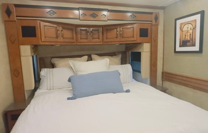 The private bedroom has a king bed with memory foam mattress, fresh linens and plenty of pillows for a comfortable nights sleep. A bedside area and reading lights on each side for your convenience.