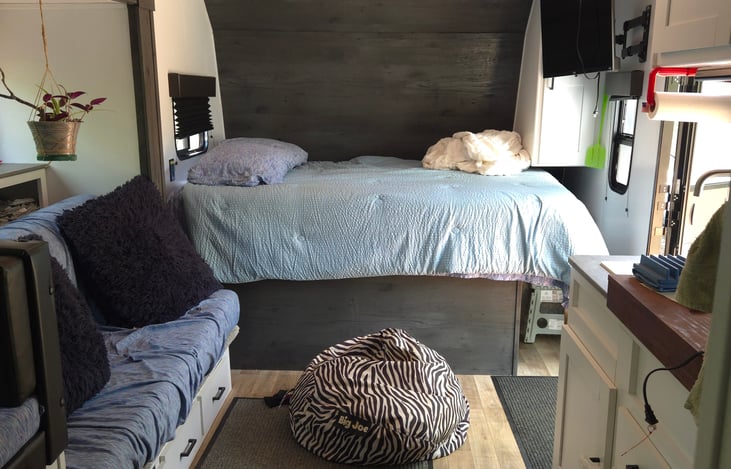 Queen size memoryfoam mattress, bedding, 2 pillows included. The Best Rest!