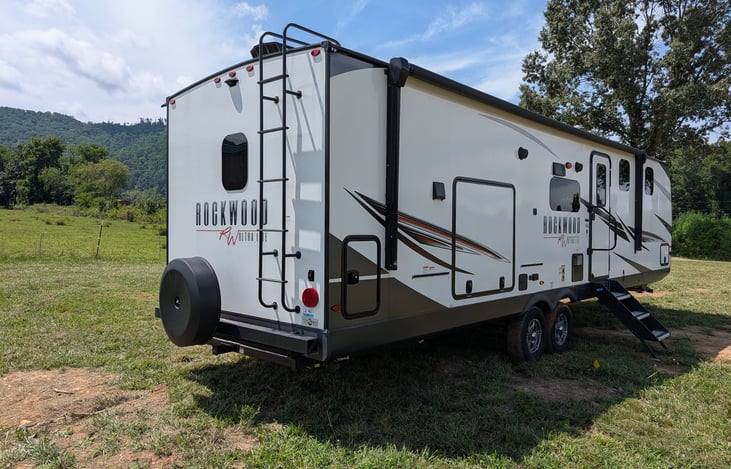 Luxury 35ft Rockwood Ultra Lite! Features dual slides, comfy recliners, private Queen suite with reading nook, full kitchen & outdoor grill setup. Windows throughout. Perfect glamping for up to 3!