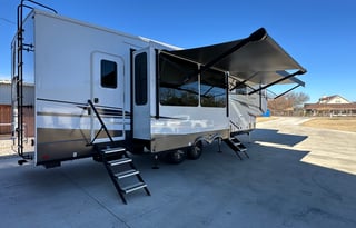 *Crazy Clean” 2024 5th Wheel!! Luxury RV!