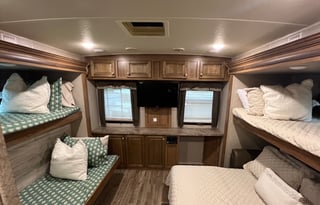 Great Family Friendly Camper With Bunkroom