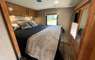 Winnebago Vista-King bed, Bunks - w/Onboard WIFI