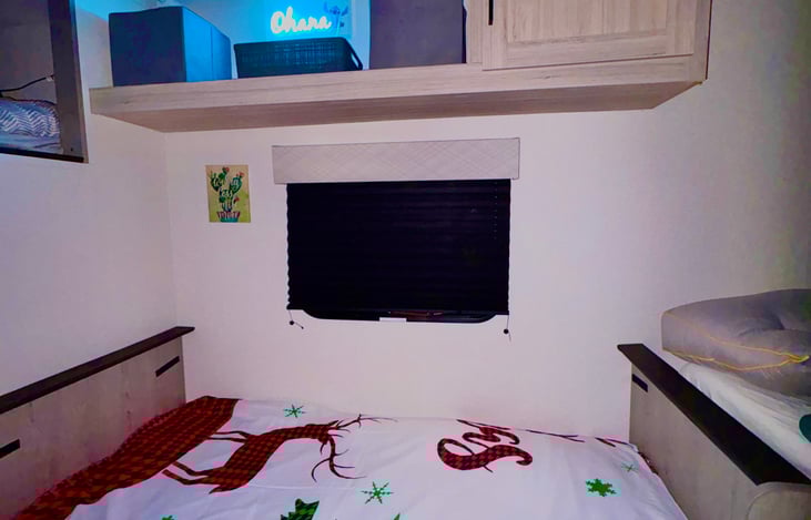 Dinette converts into an extra bed, great for additional guests or kids.