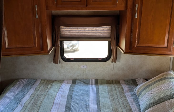 CalKing-size super plush bed with full linens and a boatload of pillows. This ain't a dinky bed with the cutoff corner you see in many units this size. Honeymoon time.