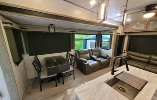 Full Sized Fifth Wheel for Full Time Fun