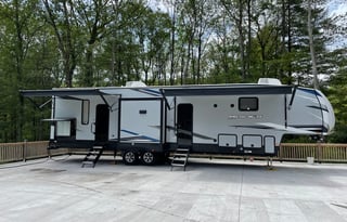 2021 ForestRiver RV Cherokee Arctic Wolf Suite3770