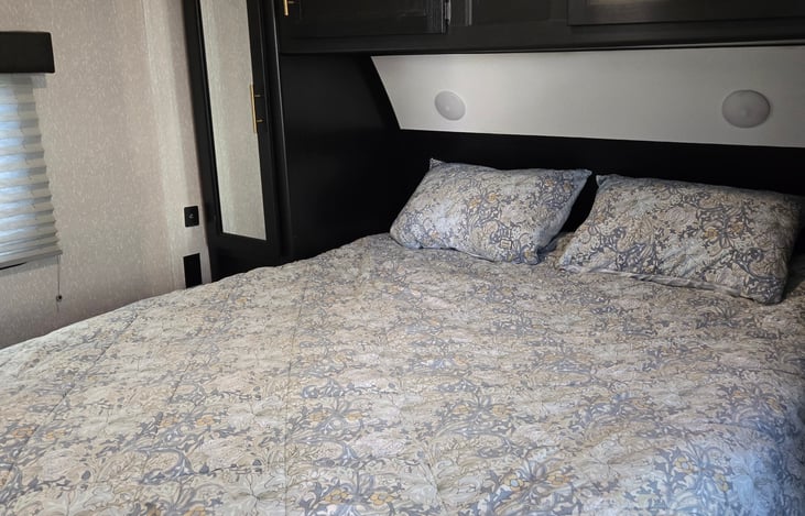 Main bedroom Queen bed