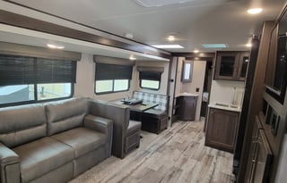 Dual-Suite Retreat Family Bunkhouse 32' Transcend