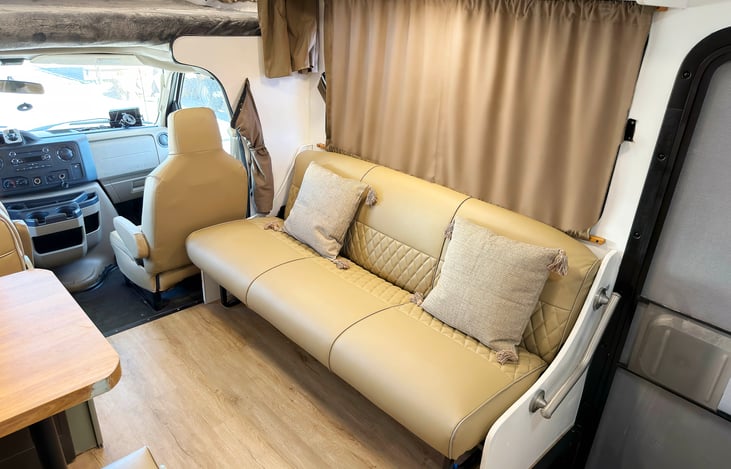 Extra sleeping space above the cab makes this Thor Majestic 28A perfect for families and groups. This event ready, pet friendly RV sleeps 6 and keeps everyone comfortable