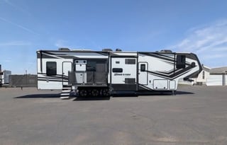 Large Toy Hauler, sleeps 7+, 12' garage