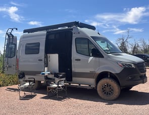 Winnebago Revel 44E