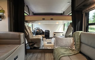 Adventure-Ready Family RV –  Sleeps 8, Free WiFi