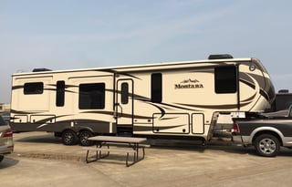 2015 Keystone Montana 3790RD (Delivery Available, w/ Generator, and Solar)