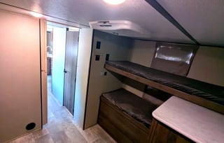 Bunk House/pet & festival friendly sleeps 9