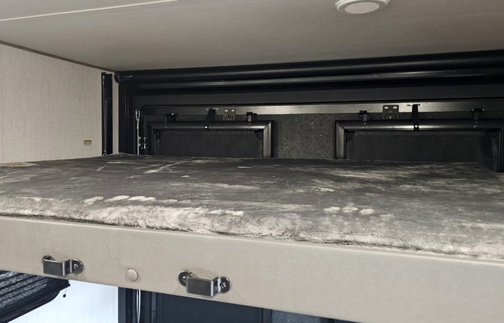 Overhead sleeping bunk for additional guests, Up to 2 adults.