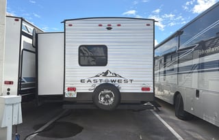 2022 EAST TO WEST Silver Lake 32 KBH