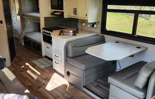 Sleeps 8 with Queen, Bunkbeds, Shower, Kitchen+