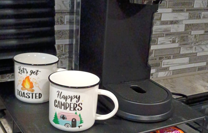 KEURIG COFFEE MAKER W PODS