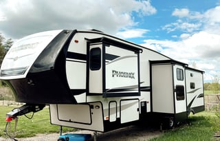 Phoenix Luxe Retreat – 2 Bedroom Family 5th Wheel