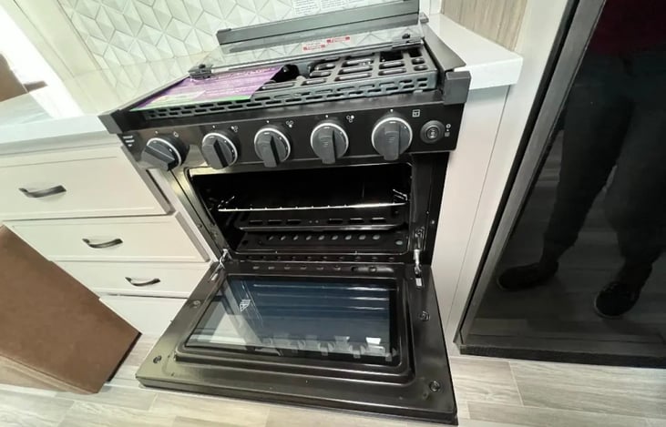 Oven with 4 gas burner stovetop