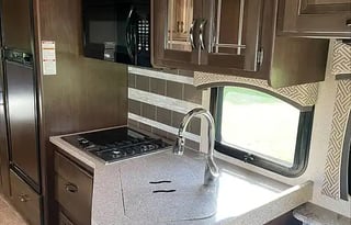 Breeze Family RV Rental - Kid and Pet Friendly