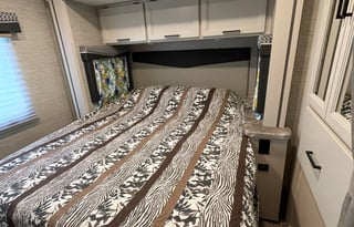 Cozy 2022 Motorhome 24ft with Queen Bed Slideout