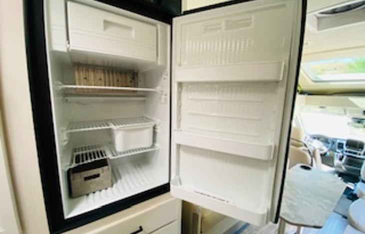 Spacious refrigerator and freezer. This freezer is deep and has plenty of storage space