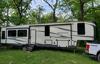Full Sized Fifth Wheel for Full Time Fun
