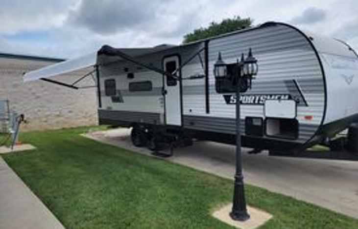 Awning, outside lights, fold up stairs. 2 15/16" ball. Minimum 3/4 ton or 2500 truck. Or 1/2 ton with an equalizer hitch.