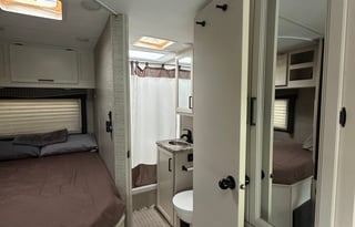 SUMMER SALE - 2022 Thor Chateau 22E