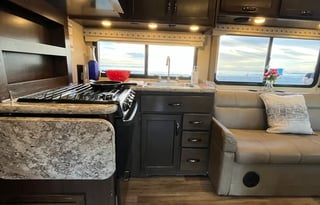 C11:Thor Luxury*NEW*STARLINK-10Sleep-Private Suite