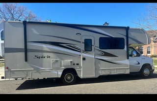 2021 Winnebago Spirit 26T couple & small family