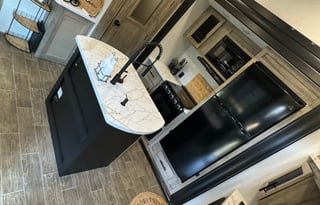 2022 Arctic Wolf 5th wheel sleeps 8-10