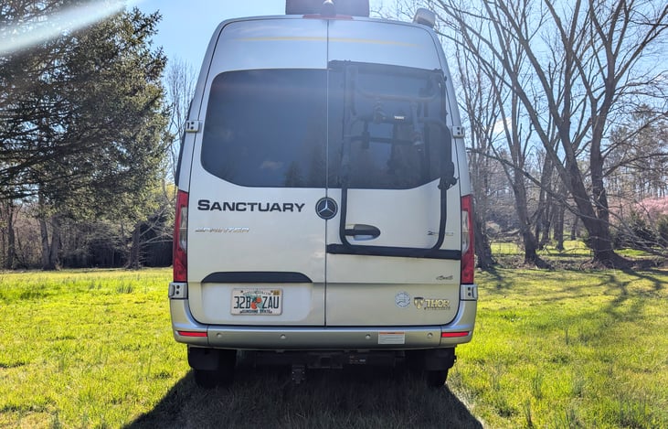 Rugged and luxurious, this modern van offers the ultimate in comfort and capability. On demand 4WD means you can go wherever you want.