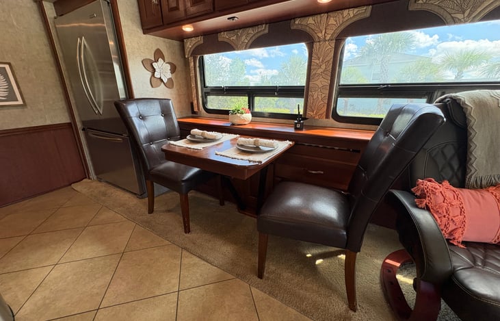 dining area (table has a leaf that can be installed)