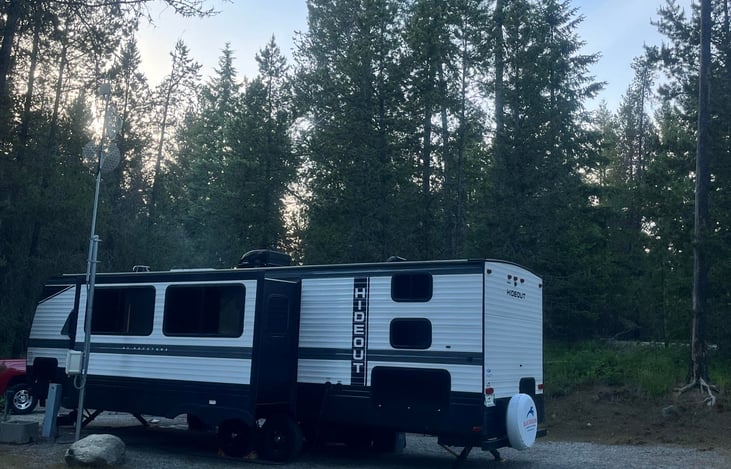 34 Ft long. Dry weight is 6728 lbs dry weigh and fully loaded weight is 9800 lbs. 1 slide out