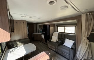 Family Friendly RV w/4 Bunks! **Delivery Only**